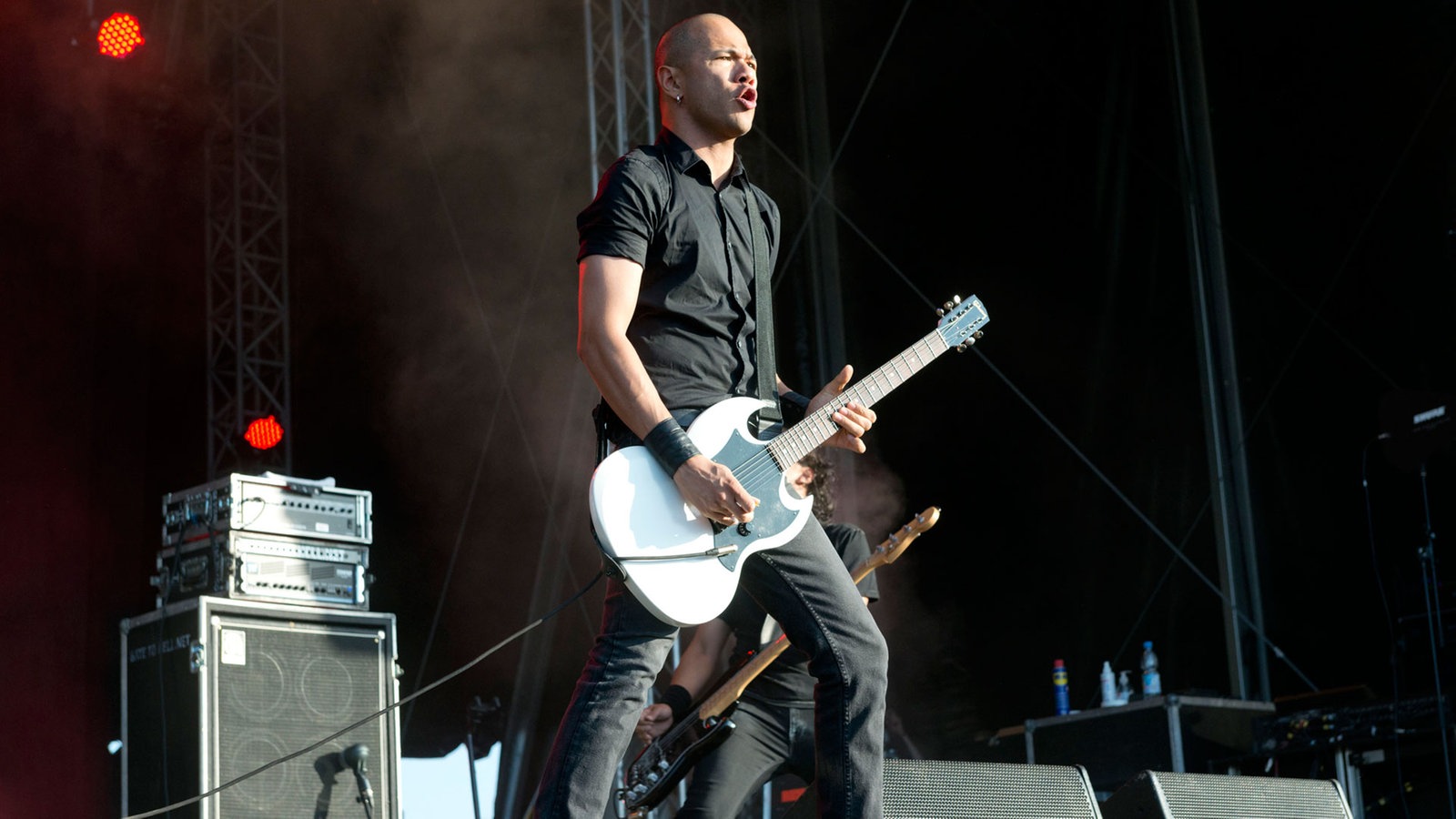 Danko Jones singt und spielt gitarre