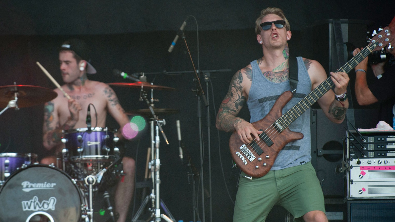 Schlagzeuger und Bassist strengen sich an