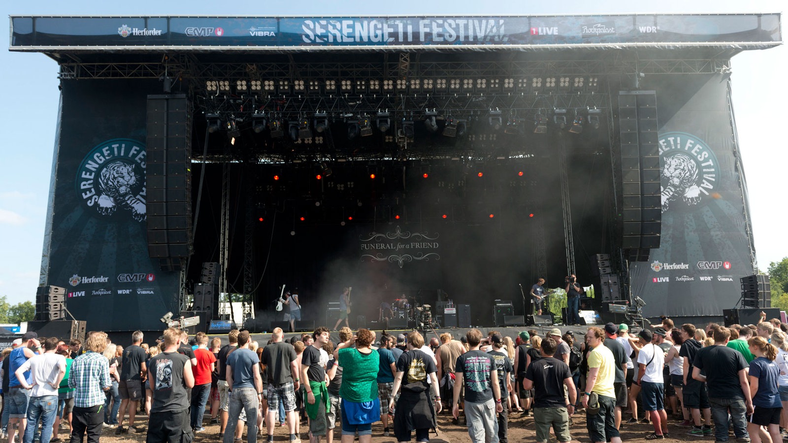 Die Zuschauer vor der Hauptbühne beim Serengeti Festival