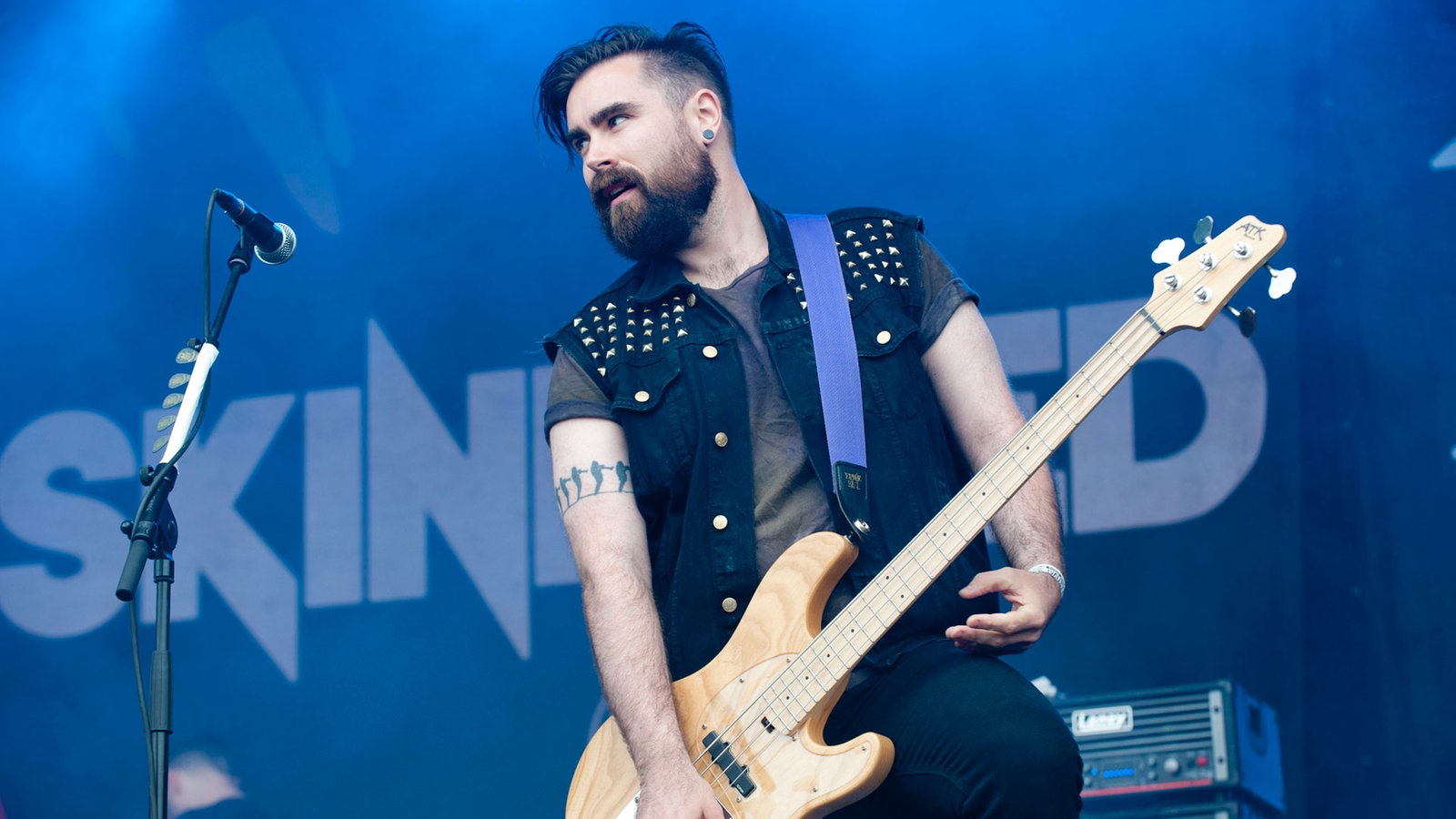 Gegen das Dunkle outfit des Bassisten hebt sich sein helles instrument gut ab