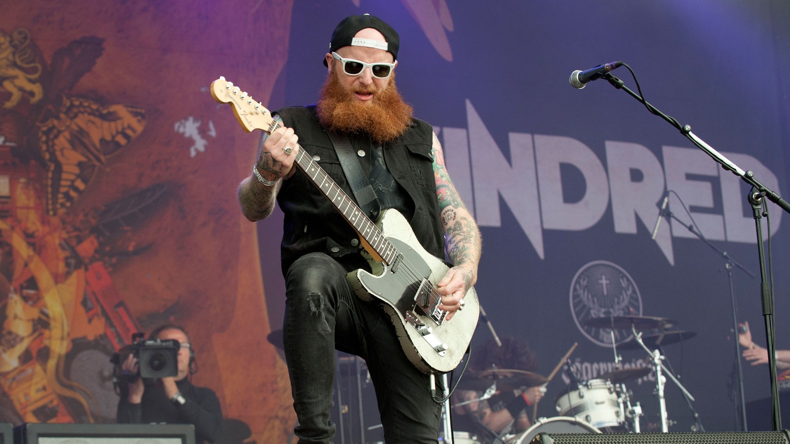 Voller Inbrunst wird Gitarre gespielt bei Skindred