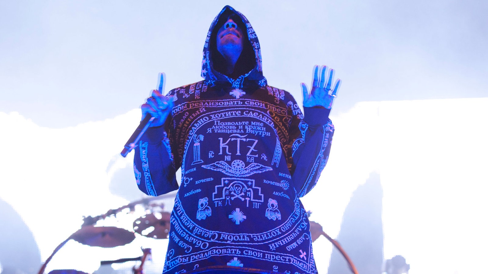 Der Hoodie vom Frontmann leuchtet sogar im UV-Licht. Ein toller effekt für die Bühne