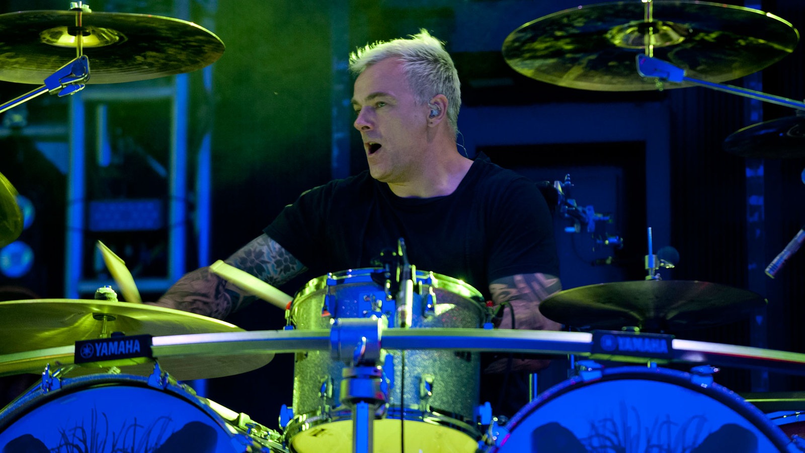 Mit offenem Mund spielt der Drummer seine Trommeln