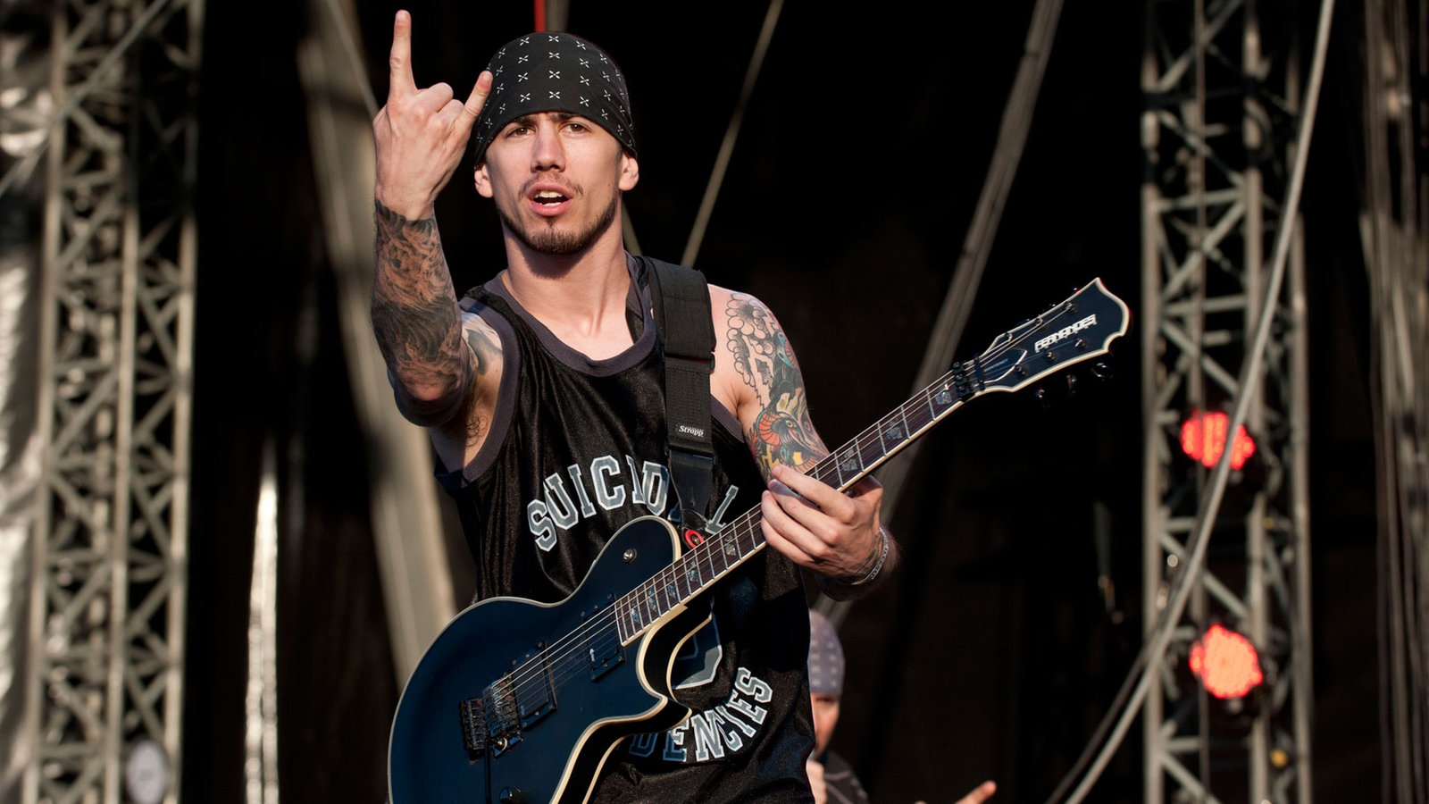 Nico Santora von den Suicidal Tendencies macht ein Handzeichen zur Menge