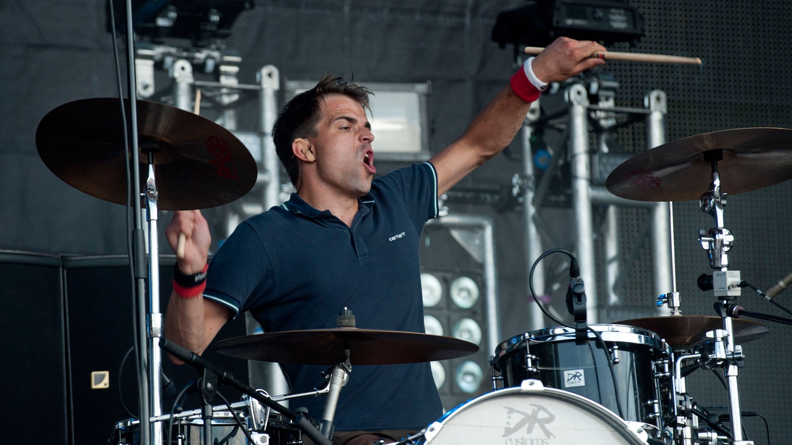 Der Drummer tobt sich an seinem Schlagzeug aus