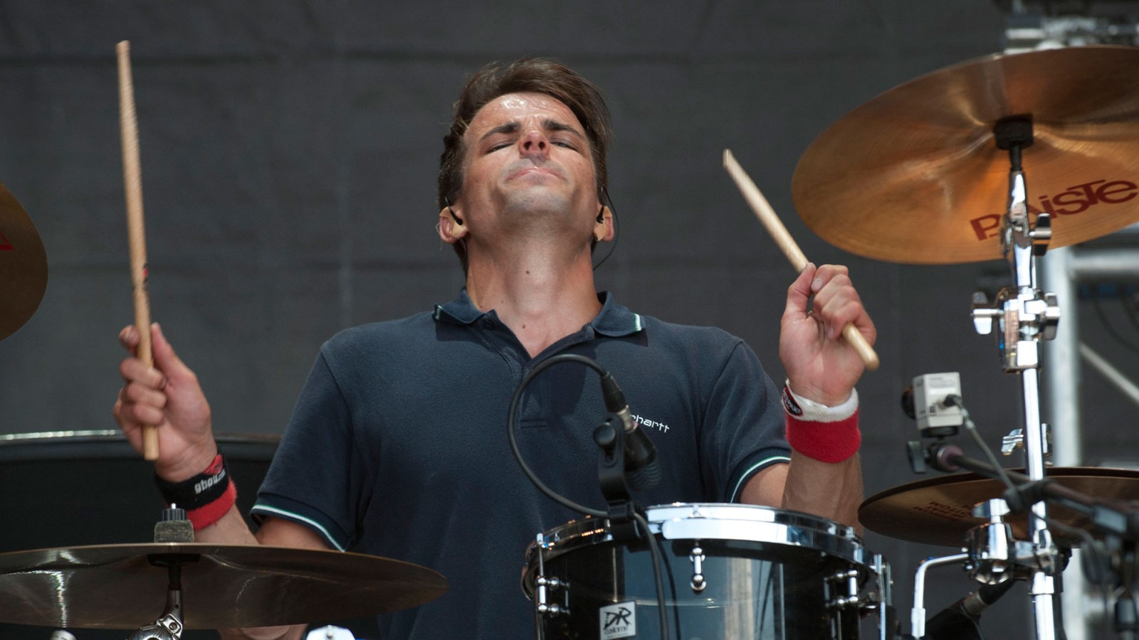Der Drummer an seinem Schlagzeug, Schlegel in der Luft