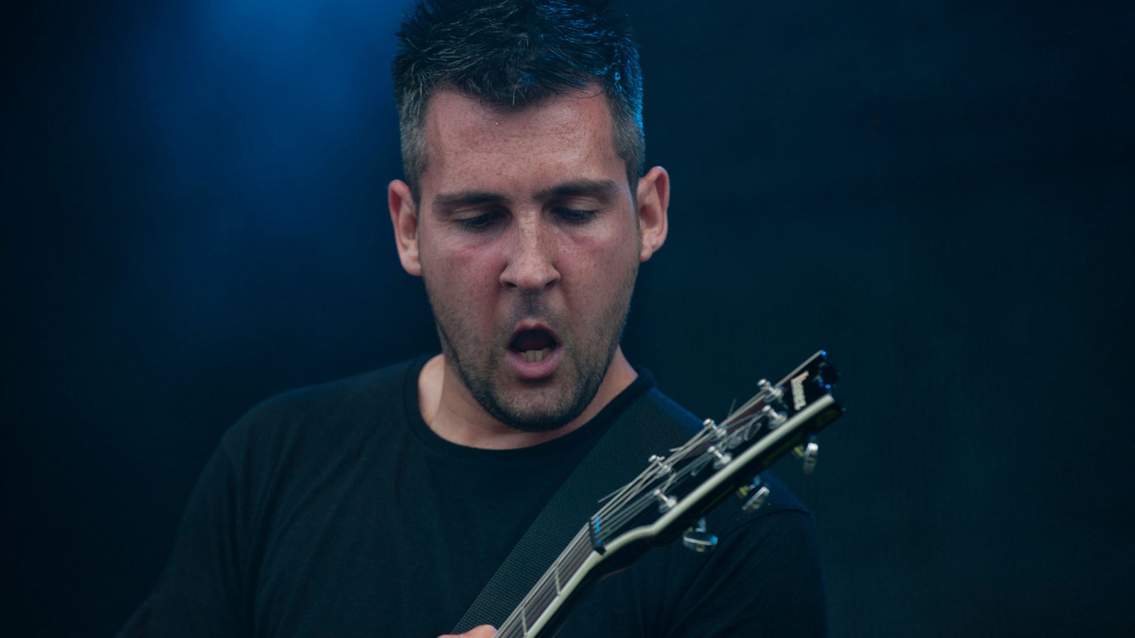 Der Bassist konzentriert sich auf sein Instrument