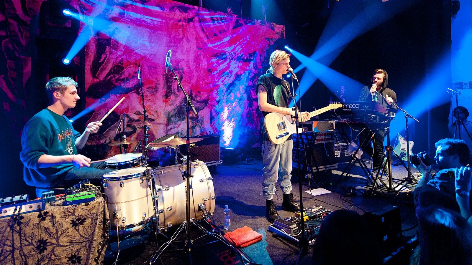 Die  Band "Sizarr" spielt auf der Bühne