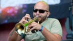 Der Trompetist bei Soja