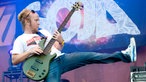 Sojas Bassist macht einen großen Ausfallschritt
