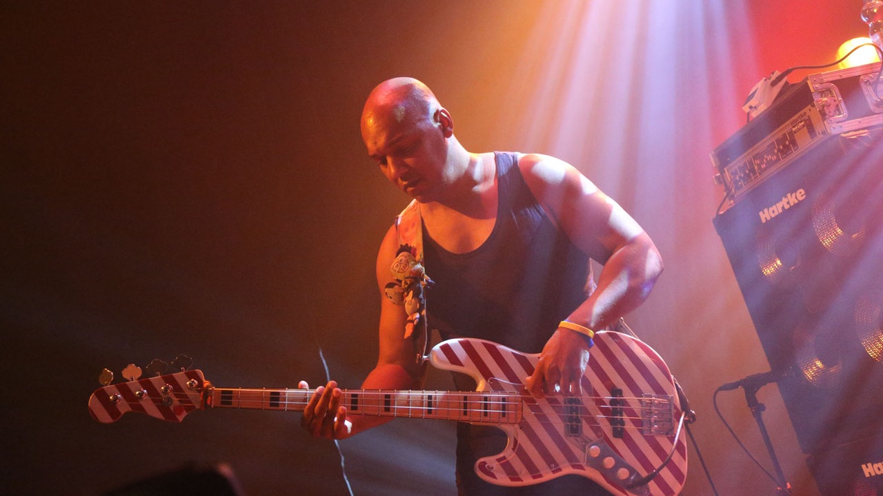 Spin Doctors Bassist mit Glatze beim Spielen