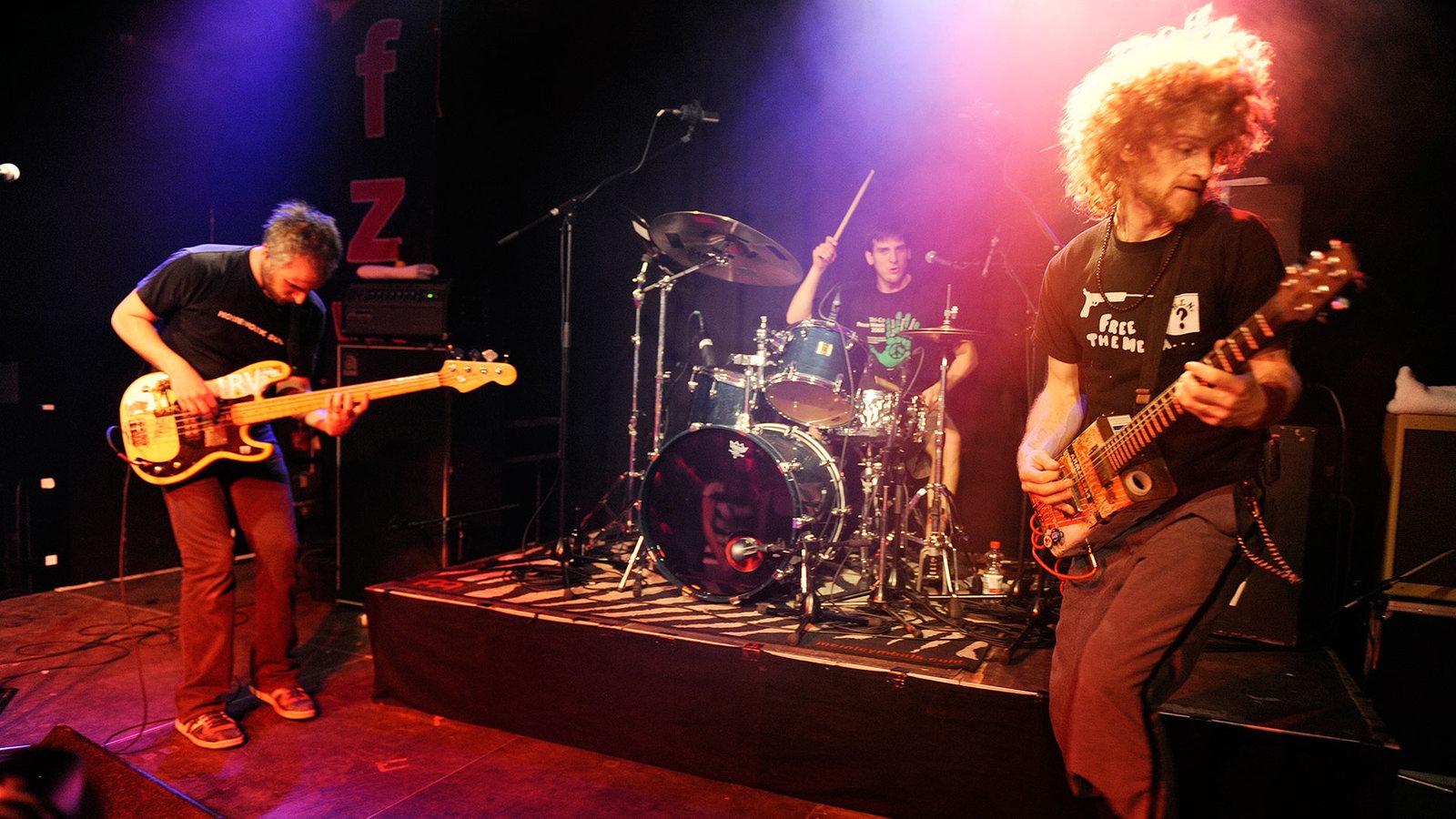 Die Musiker spielen ihre instrumente während der Performance