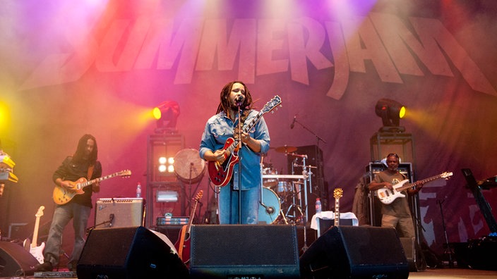 Stephen Marley auf der Bühne mit seiner Gitarre