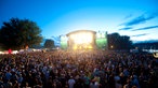 Red Stage im Abendlicht mit ganz vielen Zuschauern davor