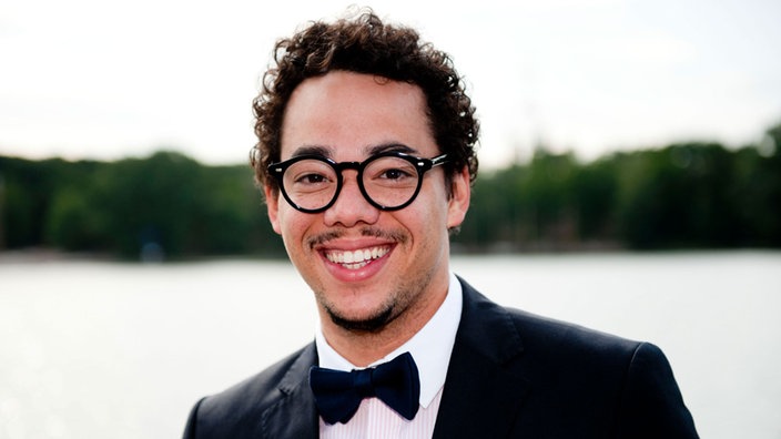 Ben L'Oncle Soul trägt eine modische Hornbrille und Anzug
