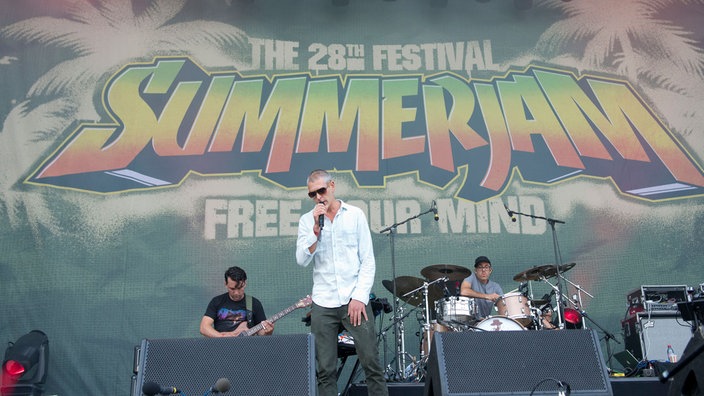 Band spielt vor großem Summerjam-Banner
