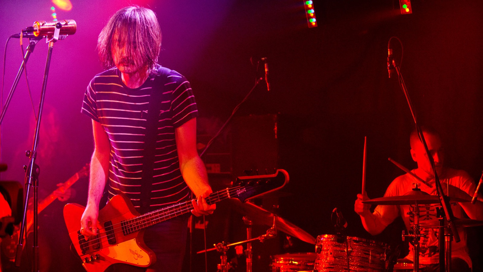 Bassist und Drummer von "The Datsuns" im pinken Scheinwerferlicht
