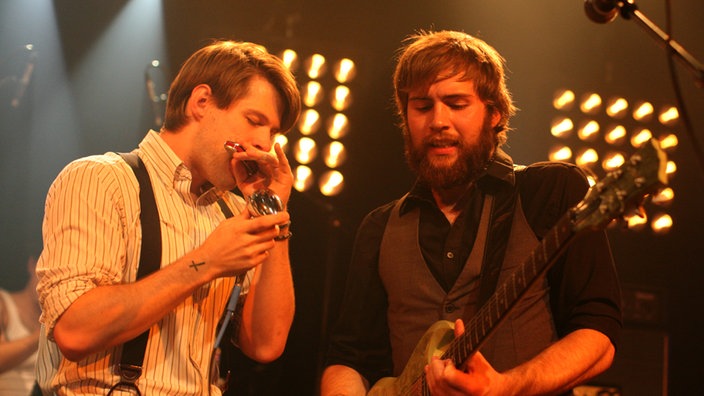 Links Greg Hommert an der Mundharmonika und rechts der Giatrrist Dylan Fitch