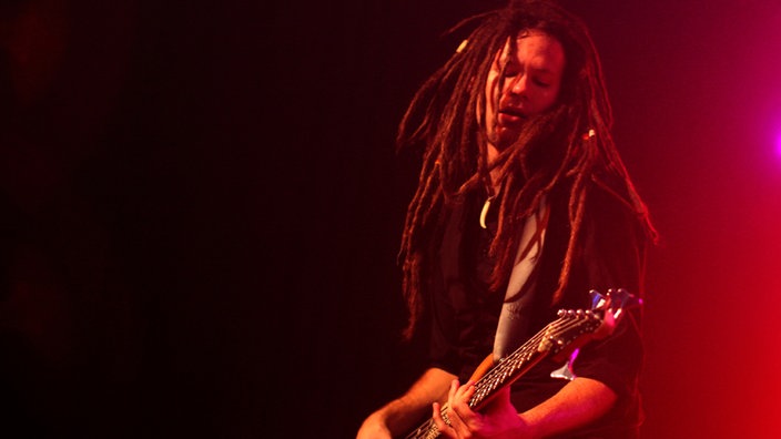 David Supica am E-Bass, wirft gerade die Haare zur Seite