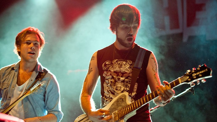 Die zwei Gitarristen der Band an ihren Instrumenten