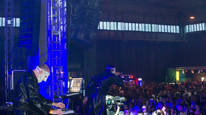 Aufnahme von der Band The Klinik auf der Bühne