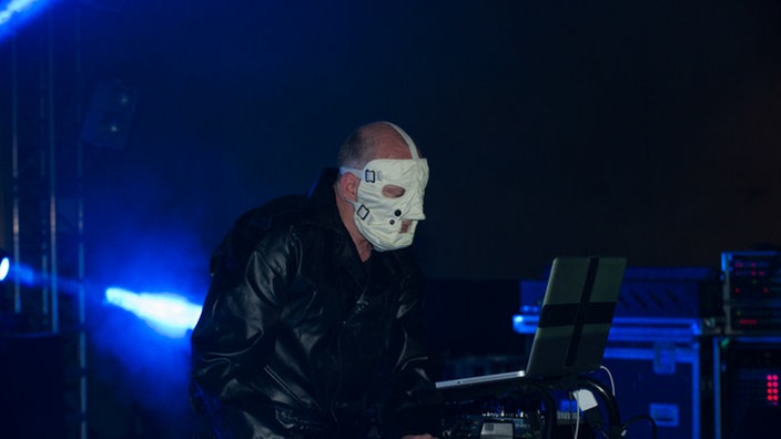 Aufnahme von der Band The Klinik auf der Bühne