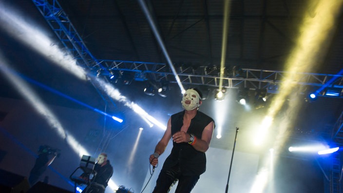 Aufnahme von der Band The Klinik auf der Bühne