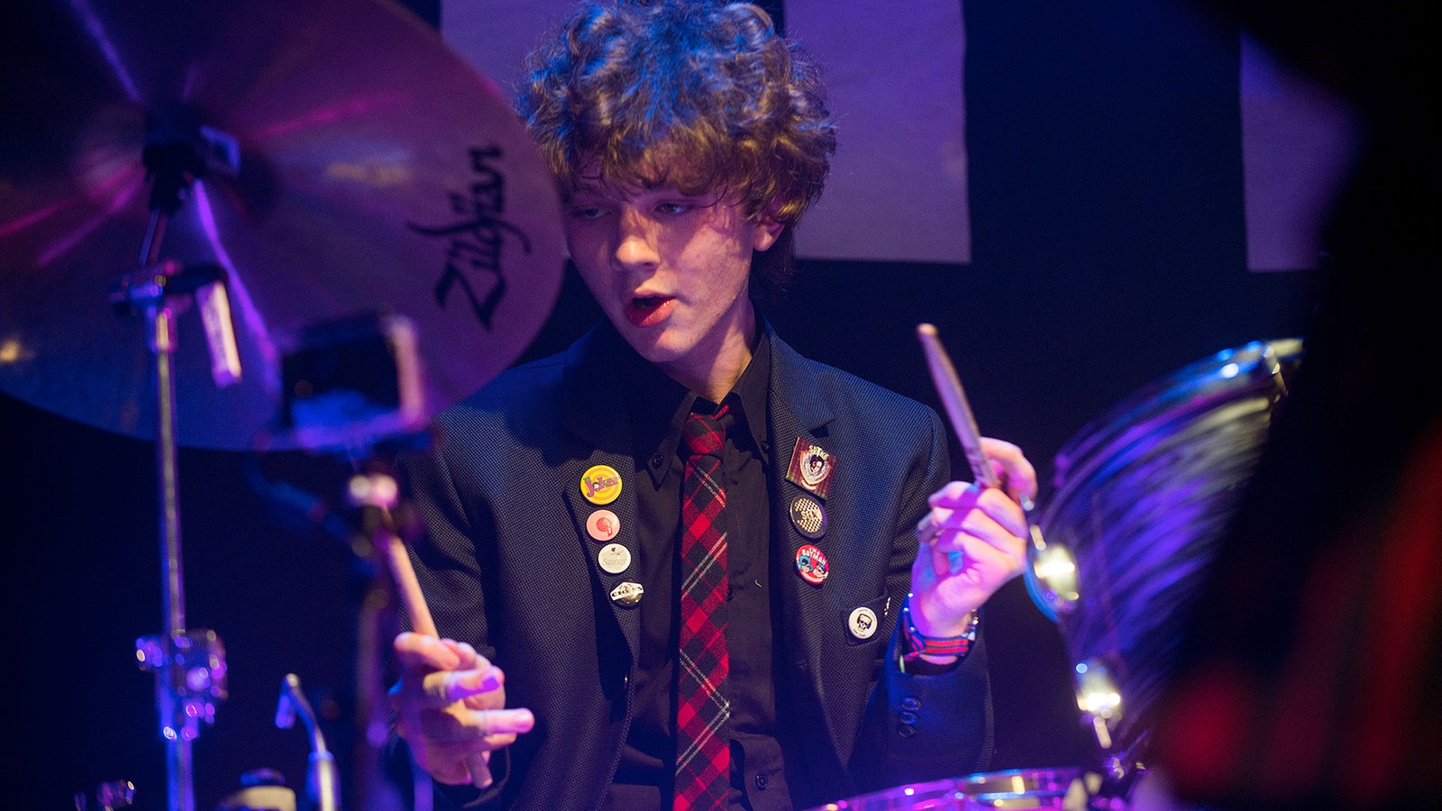 Drummer Walsh - wie alle Bandmitglieder - im Retro-Sakko. 