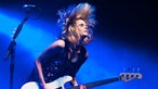 Charlotte Coopers Haare besitzen ein Eigenleben, wenn sie ihre Musik spielt