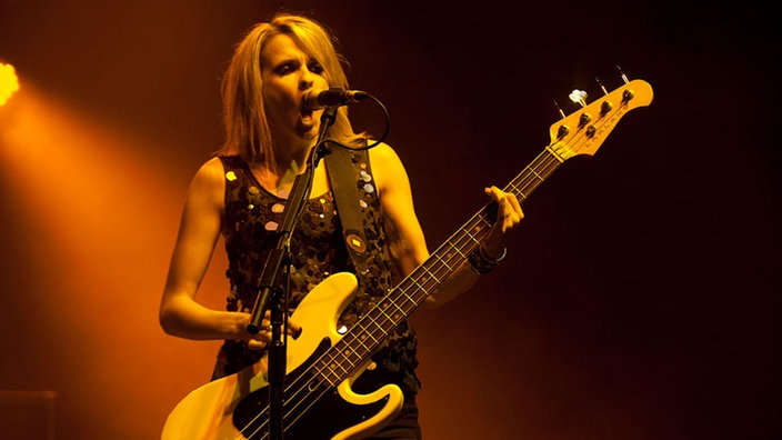 Charlotte Cooper singt und spielt Gitarre