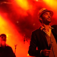 Band steht auf Bühne