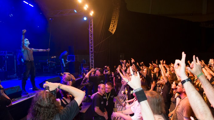 Aufnahme der Band Primordial auf der Bühne