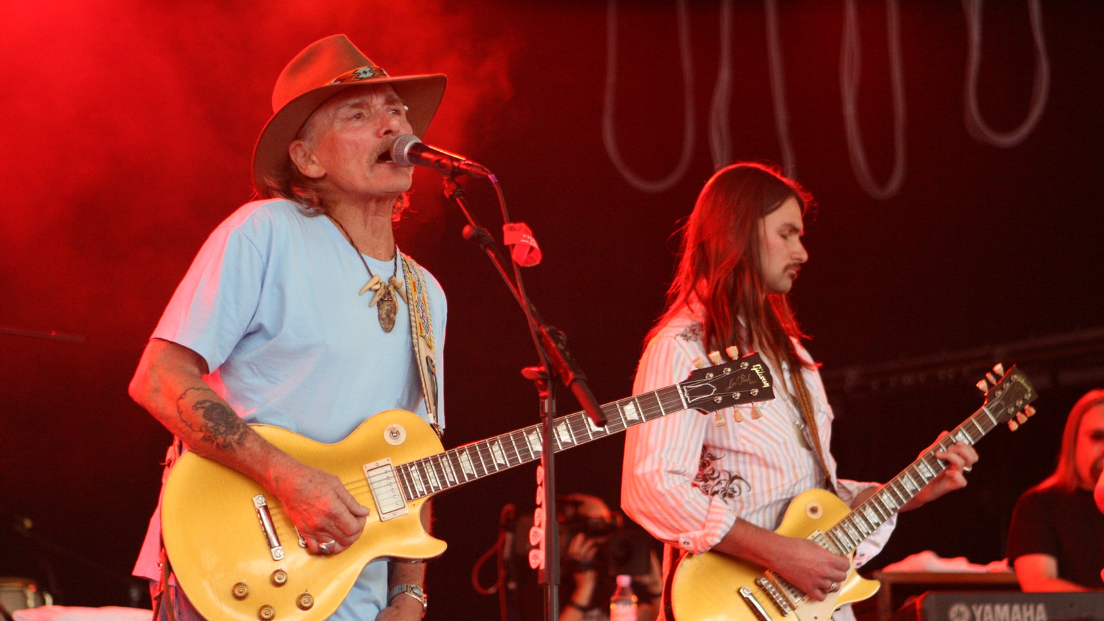 Der Sänger von Dickey Betts & Great Southern singt