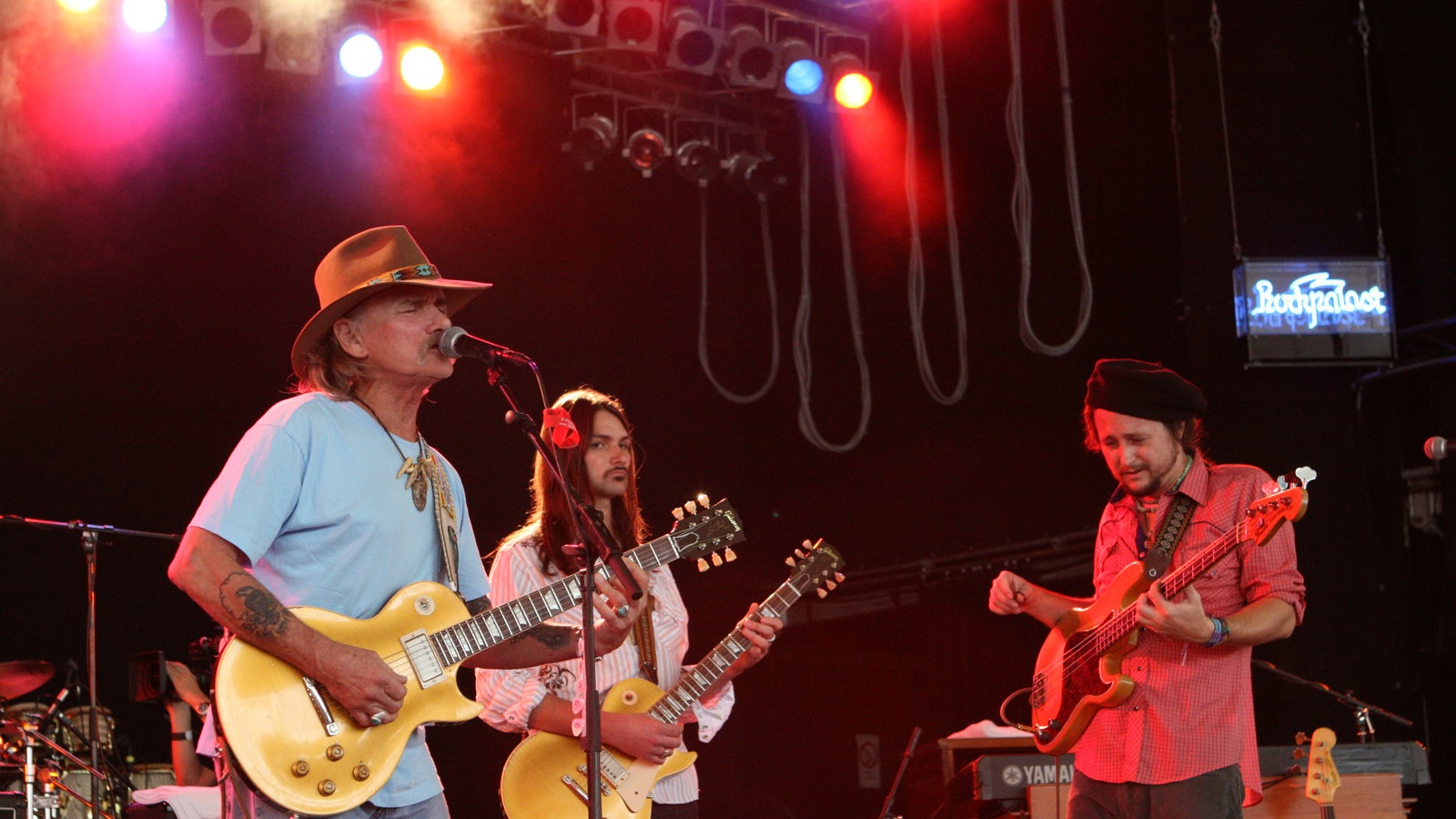 Drei Bandmitglieder von Dickey Betts & Great Southern auf der Bühne