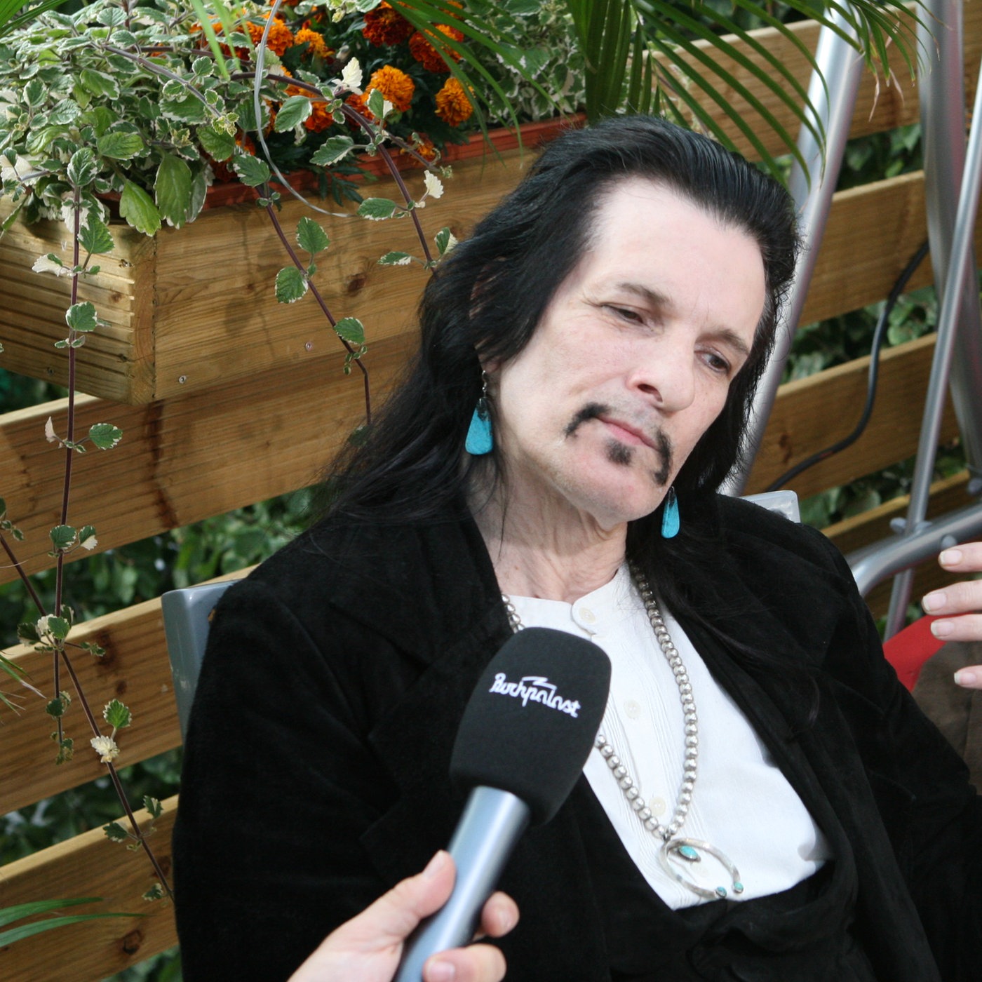 Willy DeVille gibt Backstage ein Interview
