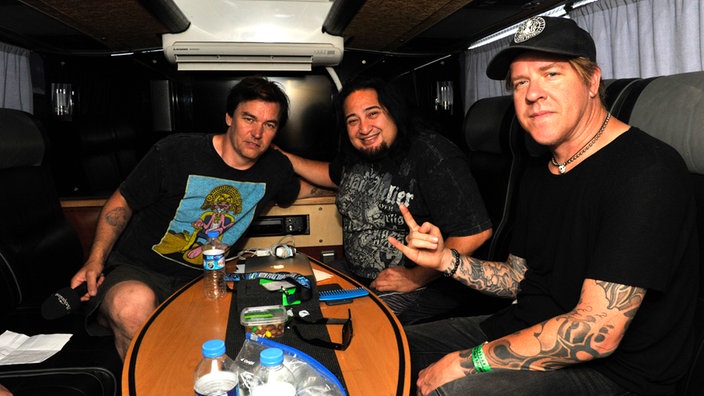 Rockpalast-Reporter Ingo Schmoll interviewt Burton und Dino von "Fear Factory"