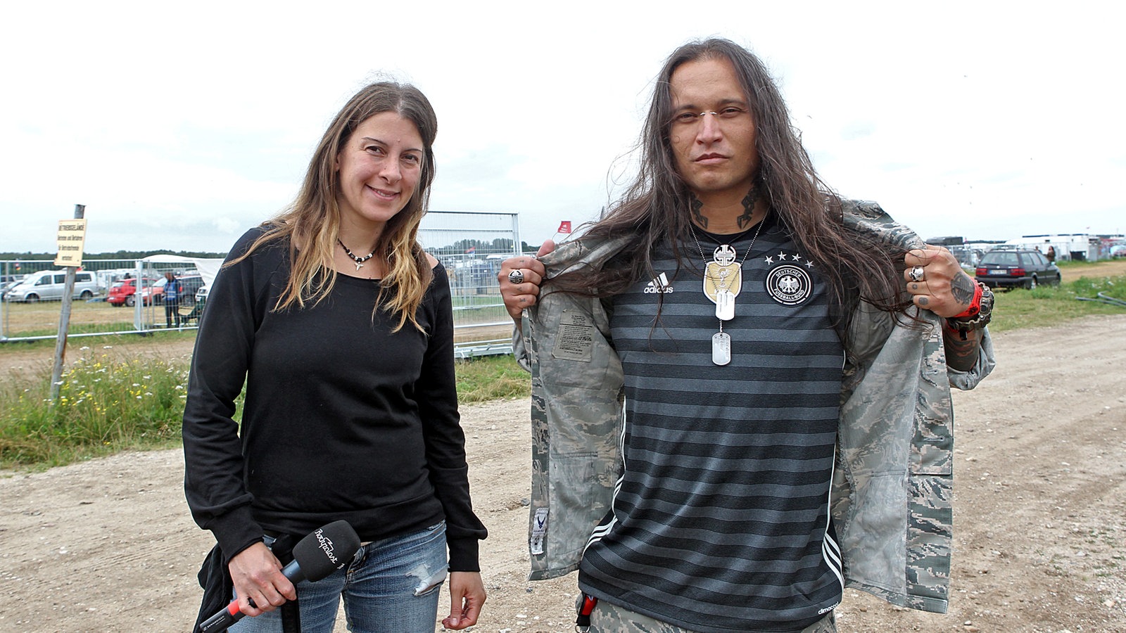 Ektomorf und Reporterin Conny Schiffbauer beim With Full Force 2016