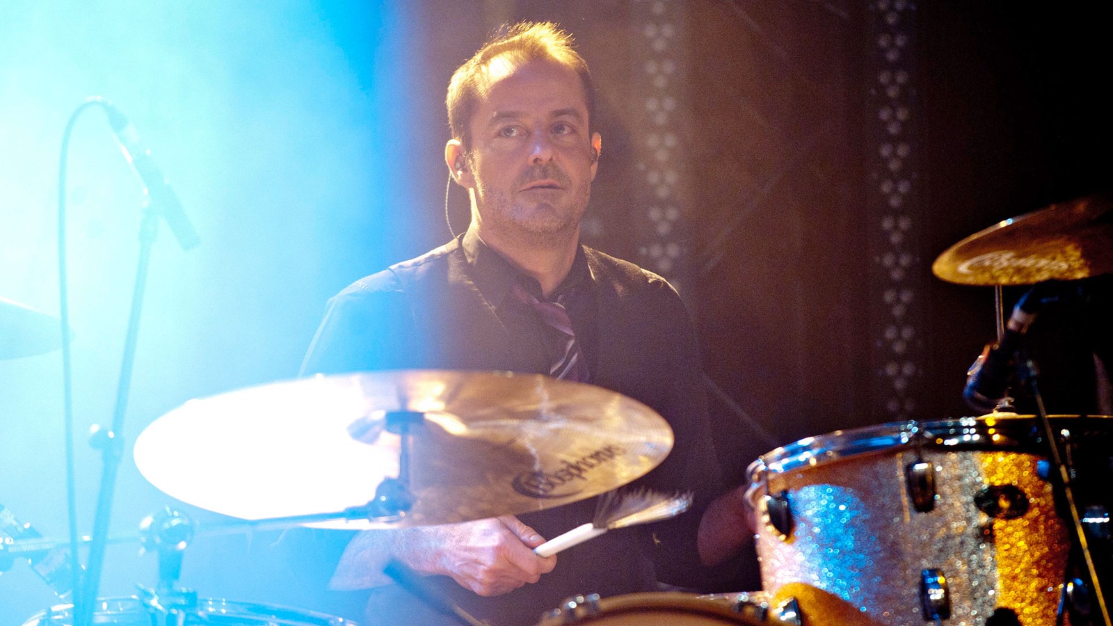 Drummer im gleißenden Licht