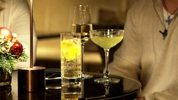 Alkoholfreie Drinks auf Tisch in dunkler Bar.
