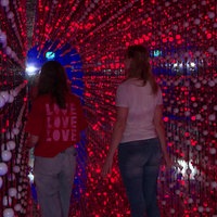 Eine Kugel- und Lichtinstallation in der Bubble World.