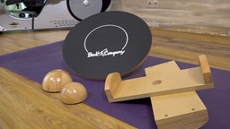 Balanceboard auf einer Sportmatte