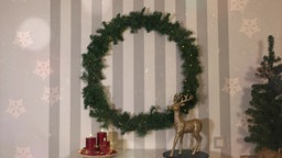 Kranz an der Wand mit weihnachtlicher Deko