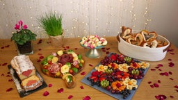 Frühstück-Buffet am Valentinstag mit Kuchen, Fleisch-Rosen und Laugenstangenherzen