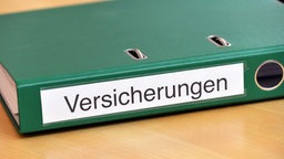 Das Bild zeigt einen Büro-Ordner als Symbolbild für Versicherungen.