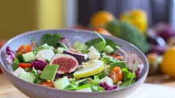 Das Bild zeigt eine Bowl mit einem antientzündlichen Salat.