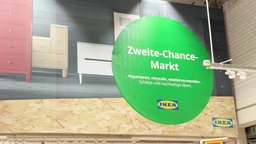 Das Bild zeigt ein Schild für Second Use in einem Ikea-Markt.