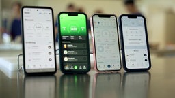  Vier Handys nebeneinander aufgestellt mit jeweils einer Kaloriezähler-App geöffnet.
