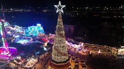 Das Bild zeigt ein Bild vom Weihnachtsbaum im Cranger Weihnachtszauber.