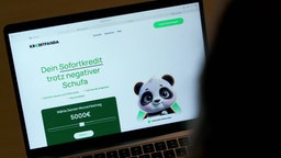 Das Bild zeigt einen Laptop mit der Website von "Kreditpanda" geöffnet.