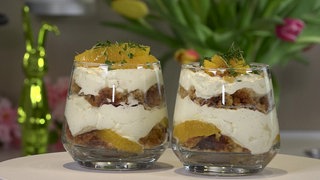 Das Bild zeigt Möhrenkuchendessert im Glas.